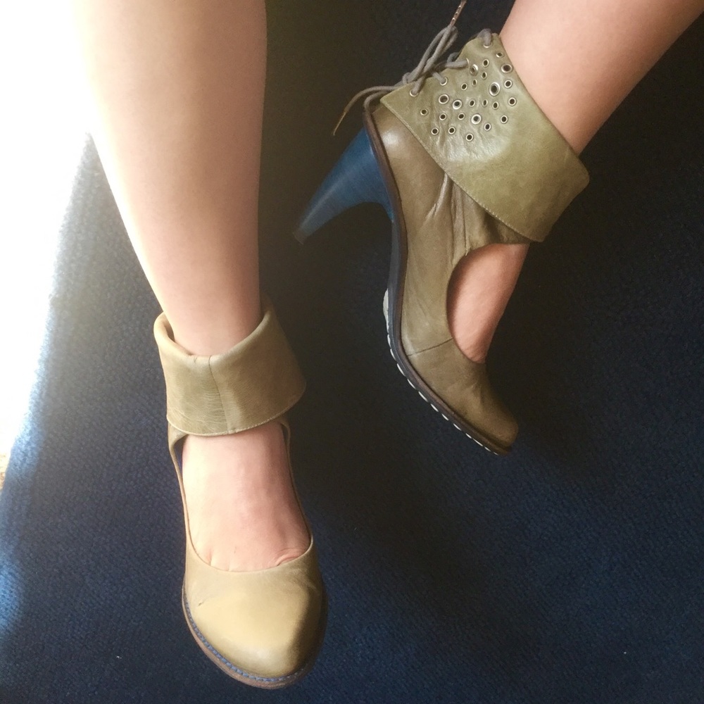 TSUBO Light green lace up back pumps. Comfortable and stylish!
